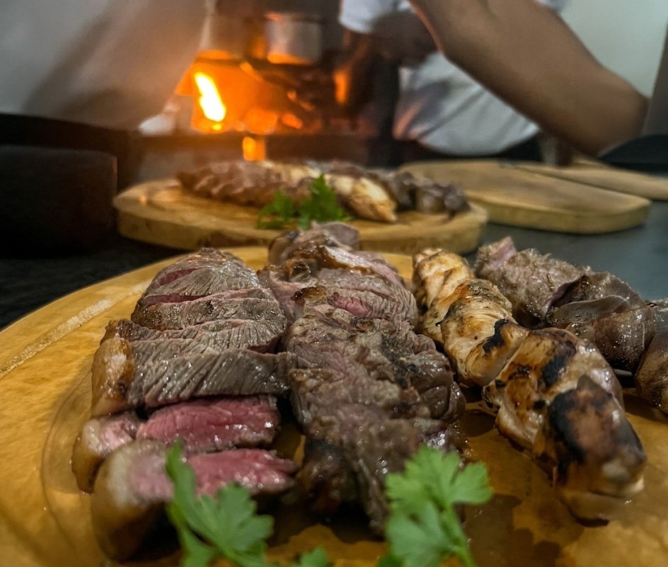 Carne grelhada na brasa