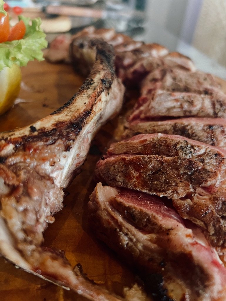 Tomahawk fatiado na tábua